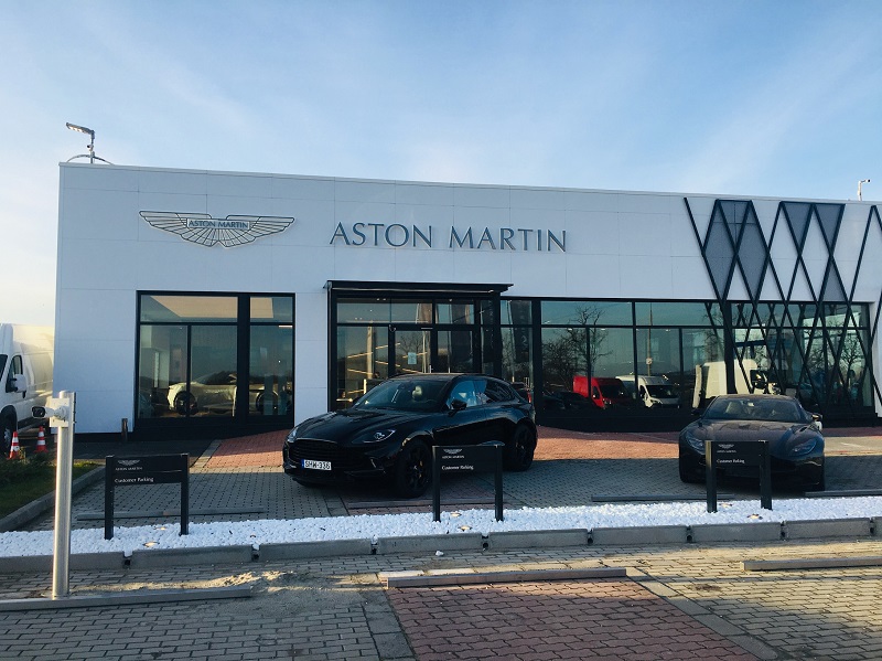 Vettel nyitja meg az Aston Martin új pesti szalonját